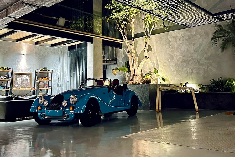 So với những hàng khủng mà đại gia siêu xe Cường Đô la đang sở hữu thì chiếc Morgan Plus Four này không phải là mẫu xe quá đắt giá nhưng nó lại là mẫu xe khác lạ nhất trong bộ sưu tập của anh.