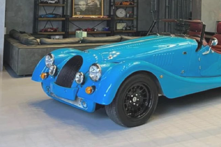 Về truyền động, Morgan Plus Four được trang bị động cơ I4 dung tích 2 lít do BMW phát triển, cho công suất 255 mã lực, mô-men xoắn 400 Nm. Xe có thể tăng tốc 0-100 km/h chỉ trong 4,8 giây nhờ khối lượng nhẹ chỉ hơn 1 tấn. Vận tốc tối đa của xe đạt 240 km/h. Mức giá xe Morgan Plus Four vẫn là một ẩn số.