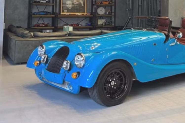 Về truyền động, Morgan Plus Four được trang bị động cơ I4 dung tích 2 lít do BMW phát triển, cho công suất 255 mã lực, mô-men xoắn 400 Nm. Xe có thể tăng tốc 0-100 km/h chỉ trong 4,8 giây nhờ khối lượng nhẹ chỉ hơn 1 tấn. Vận tốc tối đa của xe đạt 240 km/h. Mức giá xe Morgan Plus Four vẫn là một ẩn số.