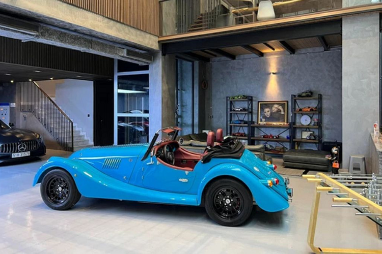 Về phần nội thất, Morgan Plus Four được bọc da màu đỏ đậm mang tới cảm giác sang trọng và cổ điển. Xe được trang bị đồng hồ cơ, màn hình nhỏ sau vô-lăng và không có màn hình giải trí trung tâm. Vô lăng của Morgan Plus Four không tích hợp các phím chức năng như đa số các dòng xe trên thị trường hiện nay, thêm vào đó là phanh tay dạng cơ và cần số “gật gù” đặc trưng của BMW.