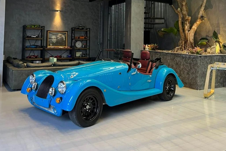 Chiếc Morgan Plus Four đầu tiên về Việt Nam được hoàn thiện trong lớp “áo” màu xanh dương nổi bật, kết hợp với một số chi tiết màu đen tương phản như mâm xe và mui vải.