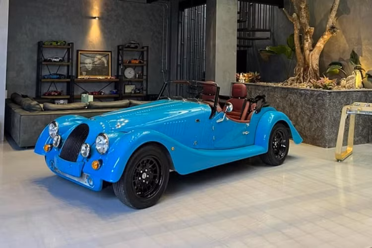 Chiếc Morgan Plus Four đầu tiên về Việt Nam được hoàn thiện trong lớp “áo” màu xanh dương nổi bật, kết hợp với một số chi tiết màu đen tương phản như mâm xe và mui vải.