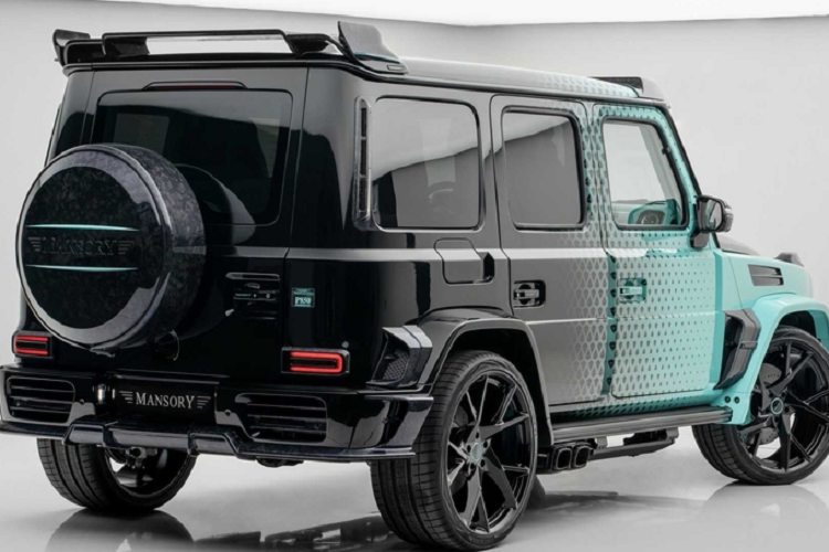 Tuy nhiên, nổi bật nhất phải kể đến chương trình sơn ngoại thất độc đáo, bao gồm tông xanh ngọc ở phía trước và mờ dần thành màu đen ở phía sau.