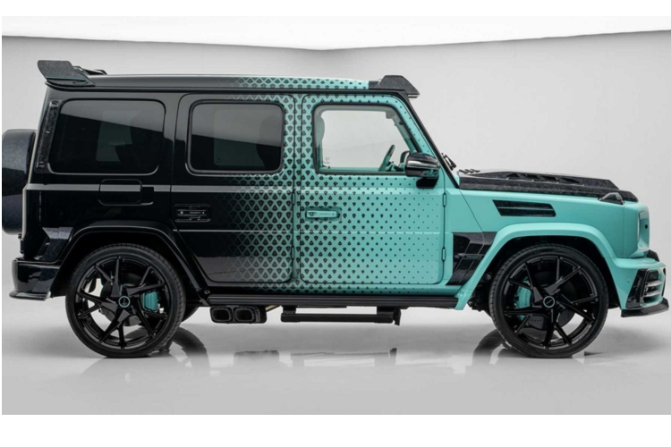 Mansory đặt tên cho bộ cánh này là "Algorithmic Fade". Làm tròn vẻ ngoài của chiếc xe là bộ mâm 24 inch sơn đen đi kèm cùm phanh màu xanh ngọc tạo sự liên kết.