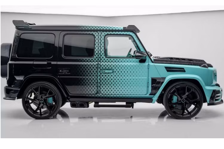 Mansory đặt tên cho bộ cánh này là "Algorithmic Fade". Làm tròn vẻ ngoài của chiếc xe là bộ mâm 24 inch sơn đen đi kèm cùm phanh màu xanh ngọc tạo sự liên kết.