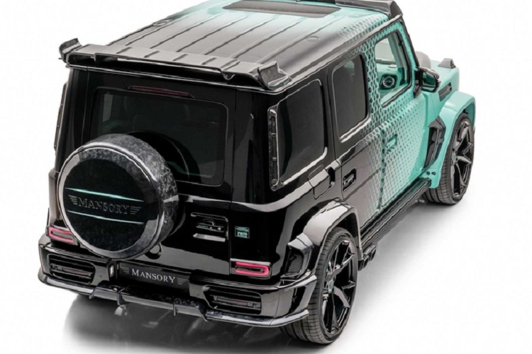 Đối với nội thất, chiếc Mercedes-AMG G63 hàng độc này sở hữu vô lăng thể thao bọc da kết hợp carbon, khoang cabin được phủ da màu xanh ngọc, đến cả các chi tiết ốp carbon cũng được phủ xanh ngọc độc đáo.