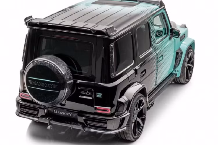 Đối với nội thất, chiếc Mercedes-AMG G63 hàng độc này sở hữu vô lăng thể thao bọc da kết hợp carbon, khoang cabin được phủ da màu xanh ngọc, đến cả các chi tiết ốp carbon cũng được phủ xanh ngọc độc đáo.