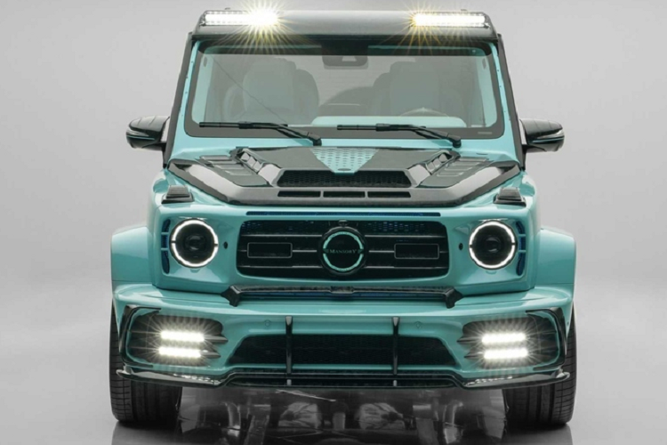 Về ngoại thất, chiếc Mercedes-AMG G63 màu độc này được bổ sung cản trước mới, viền chắn bùn mới, cản sau mạnh mẽ, cánh gió mới trên nóc xe và nhiều chi tiết khác...đều làm bằng vật liệu sợi carbon rèn giúp tăng thêm vẻ mạnh mẽ, hầm hố cho xe.