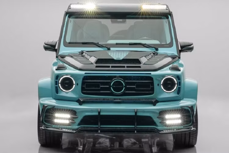 Về ngoại thất, chiếc Mercedes-AMG G63 màu độc này được bổ sung cản trước mới, viền chắn bùn mới, cản sau mạnh mẽ, cánh gió mới trên nóc xe và nhiều chi tiết khác...đều làm bằng vật liệu sợi carbon rèn giúp tăng thêm vẻ mạnh mẽ, hầm hố cho xe.