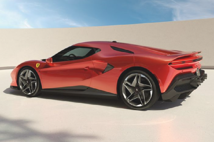 Mâm xe 5 chấu kép được phay cắt tinh tế, ở giữa là logo Ferrari nổi bật. Ở phần cản sau, mẫu xe SP48 được thiết kế rất hiện đại khi phần mui xe được kéo dài xuống đuôi sau, loại bỏ phần kính sau như trên mẫu xe 296 GTB. Phần nắp động cơ và cánh lướt gió sau của xe được trang bị hai hốc gió cỡ lớn. Thiết kế khác biệt này đã làm nên vẻ đẹp ấn tượng của mẫu siêu xe độc đáo.
