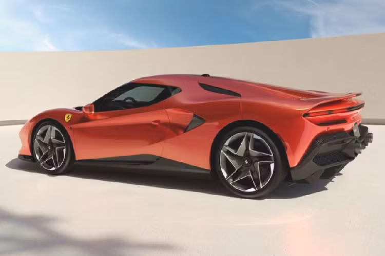 Mâm xe 5 chấu kép được phay cắt tinh tế, ở giữa là logo Ferrari nổi bật. Ở phần cản sau, mẫu xe SP48 được thiết kế rất hiện đại khi phần mui xe được kéo dài xuống đuôi sau, loại bỏ phần kính sau như trên mẫu xe 296 GTB. Phần nắp động cơ và cánh lướt gió sau của xe được trang bị hai hốc gió cỡ lớn. Thiết kế khác biệt này đã làm nên vẻ đẹp ấn tượng của mẫu siêu xe độc đáo.