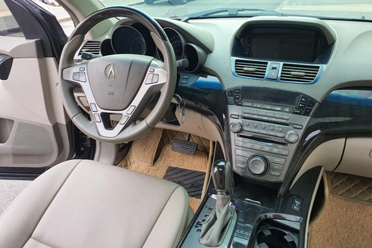 Được sản xuất cách đây gần 15 năm, nhưng ngoại thất của Acura MDX vẫn rất bền dáng ít “lỗi thời” cho đến tận ngày nay, một phần nhờ vào thiết kế góc cạnh đơn giản của dòng xe này. 