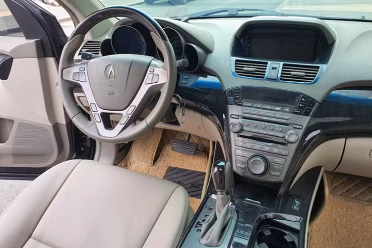 Được sản xuất cách đây gần 15 năm, nhưng ngoại thất của Acura MDX vẫn rất bền dáng ít “lỗi thời” cho đến tận ngày nay, một phần nhờ vào thiết kế góc cạnh đơn giản của dòng xe này. 