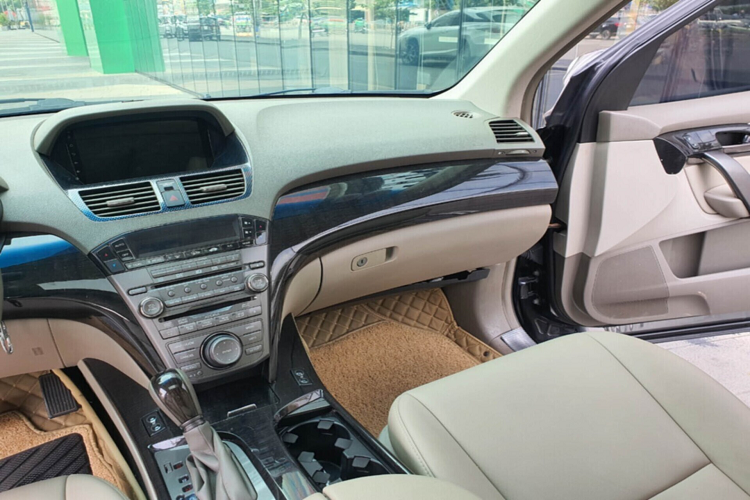 Thoạt nhìn qua ngoại thất, chủ chiếc Acura MDX này chỉ nâng cấp mỗi đèn pha với bi đèn màu xanh, trong khi tất cả chi tiết ngoại thất đều nguyên bản, không có thay đổi nào.