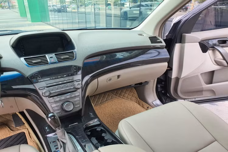 Thoạt nhìn qua ngoại thất, chủ chiếc Acura MDX này chỉ nâng cấp mỗi đèn pha với bi đèn màu xanh, trong khi tất cả chi tiết ngoại thất đều nguyên bản, không có thay đổi nào.