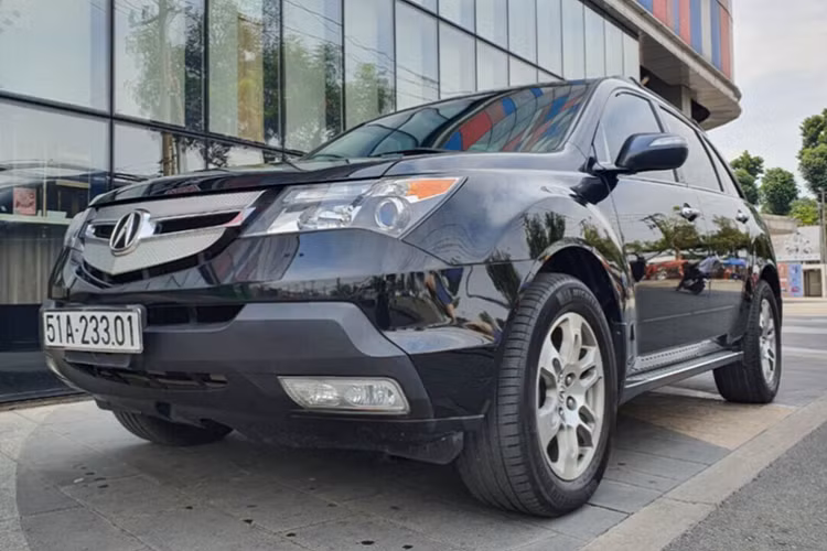Tại thời điểm này, những chiếc Acura MDX tại Việt Nam đã có tuổi đời gần 15 năm đang được chào bán rộng rãi. Đơn cử như chiếc MDX đời 2008 này đang được rao bán với giá 590 triệu đồng, tức ngang giá một chiếc Toyota Vios G CVT (578 – 580 triệu đồng) hay rẻ hơn một chiếc Kia Seltos (từ 639 triệu đồng).