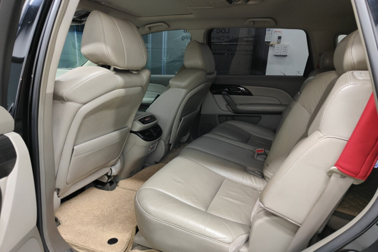 Mặc dù đã gần 15 năm đuổi, nhưng Acura MDX vẫn được trang bị một số tiện nghi đủ dùng và trang bị cao cấp của xe sang như: Hệ thống điều khiển hành trình (Cruise control), ghế ngồi bọc Da, hàng ghế trước chỉnh điện, cửa sổ trời cho hàng ghế trước, cốp điện, màn hình giải trí trung tâm, đa kết nối bluetooth/USB, hệ thống điều hoà tự động đa vùng độc lập và hệ thống âm thanh cao cấp và hơn nữa.