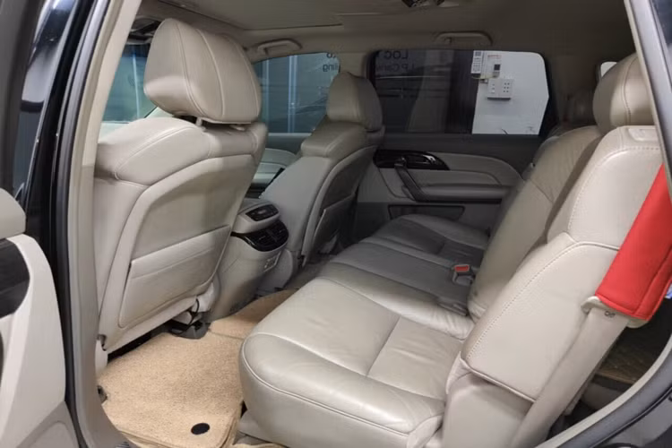 Mặc dù đã gần 15 năm đuổi, nhưng Acura MDX vẫn được trang bị một số tiện nghi đủ dùng và trang bị cao cấp của xe sang như: Hệ thống điều khiển hành trình (Cruise control), ghế ngồi bọc Da, hàng ghế trước chỉnh điện, cửa sổ trời cho hàng ghế trước, cốp điện, màn hình giải trí trung tâm, đa kết nối bluetooth/USB, hệ thống điều hoà tự động đa vùng độc lập và hệ thống âm thanh cao cấp và hơn nữa.