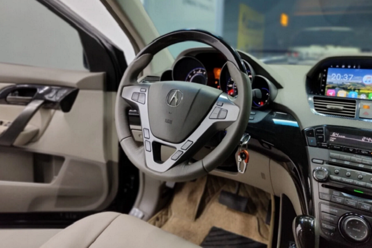 Acura MDX thế hệ thứ 2 sử dụng động cơ V6 3.7L hút khí tự nhiên N/A cho công suất tối đa 300 mã lực tại 6.000 vòng/phút và mô-men xoắn cực đại 366Nm đạt được tại 5.000 vòng/phút. Sức mạnh được truyền xuống bốn bánh (SH-AWD) thông qua hộp số tự động 5 cấp (6 cấp từ 2010 – 2013).