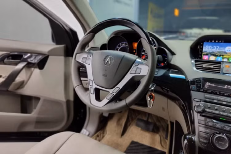 Acura MDX thế hệ thứ 2 sử dụng động cơ V6 3.7L hút khí tự nhiên N/A cho công suất tối đa 300 mã lực tại 6.000 vòng/phút và mô-men xoắn cực đại 366Nm đạt được tại 5.000 vòng/phút. Sức mạnh được truyền xuống bốn bánh (SH-AWD) thông qua hộp số tự động 5 cấp (6 cấp từ 2010 – 2013).