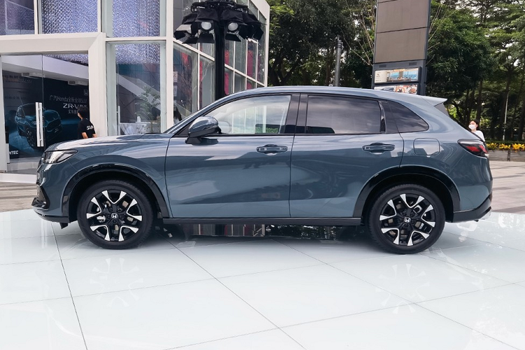 Đúng như thông tin từ trước đó, mẫu xe SUV Honda ZR-V 2023 được phát triển dựa trên cơ sở gầm bệ của Civic thế hệ mới. Xe sở hữu chiều dài 4.568 mm, chiều rộng 1.840 mm, chiều cao 1.621 mm và chiều dài cơ sở 2.655 mm.