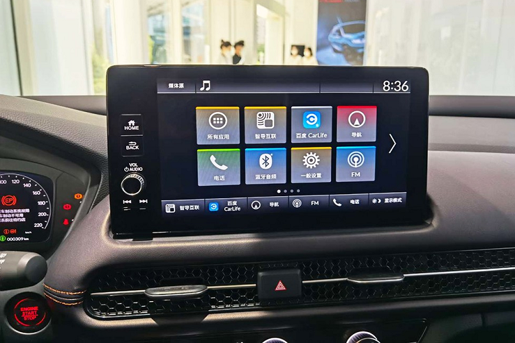 Đằng sau, Honda ZR-V 2023 được trang bị đèn hậu nằm ngang và không nối liền với nhau như xu hướng thịnh hành hiện nay. Thêm vào đó là cản sau màu đen và 2 đầu ống xả giả hình chữ nhật, được bao quanh bằng ốp màu bạc.