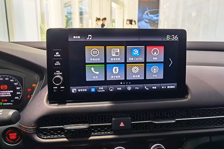 Đằng sau, Honda ZR-V 2023 được trang bị đèn hậu nằm ngang và không nối liền với nhau như xu hướng thịnh hành hiện nay. Thêm vào đó là cản sau màu đen và 2 đầu ống xả giả hình chữ nhật, được bao quanh bằng ốp màu bạc.