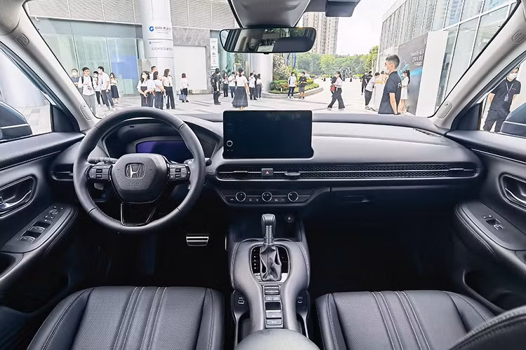 Hai bên lưới tản nhiệt là cụm đèn pha LED nằm cao, sát với nắp ca-pô và tích hợp dải đèn LED định vị ban ngày hình chữ "L" giống Honda Civic thế hệ thứ 11. Ngoài ra, mẫu SUV này còn có khe gió nhỏ ở hai góc đầu xe, hốc gió trung tâm đi kèm lưới mắt cáo và nắp ca-pô dập gân nổi bật.