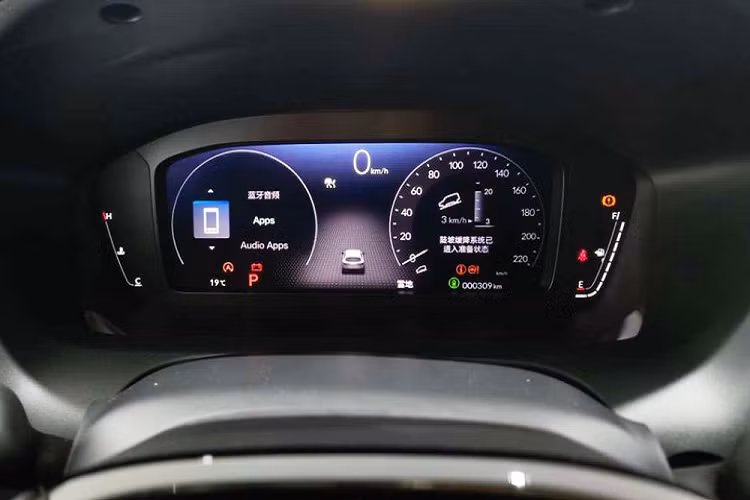 Vòng sang bên sườn, chúng ta sẽ bắt gặp thiết kế khá đơn giản với đường gân kéo dài từ chắn bùn trước đến đèn hậu, tạo cảm giác mượt mà. Bên cạnh đó là 4 tay nắm đều nằm trên cửa và bộ vành hợp kim 18 inch với thiết kế 5 chấu kép, sơn phối 2 màu thể thao trên bản cao cấp. Trong khi đó, bản tiêu chuẩn sẽ được trang bị vành la-zăng có đường kính 17 inch.