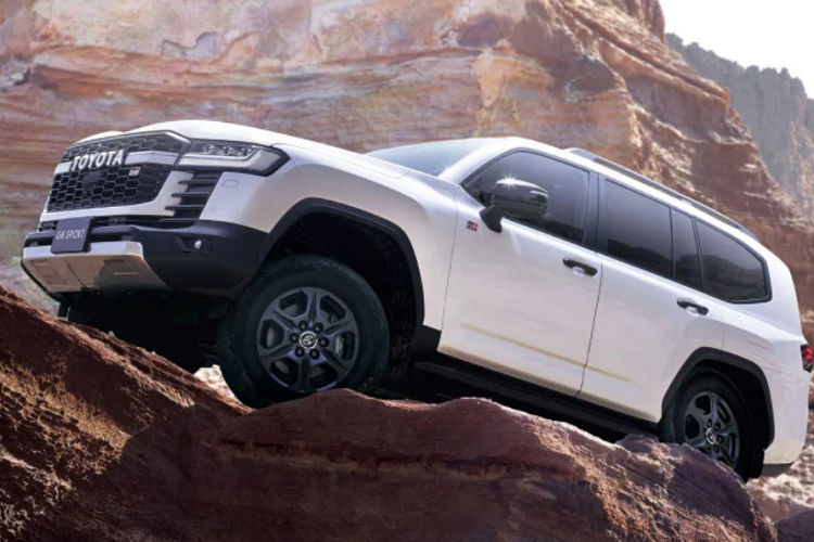  Toyota Land Cruiser GR Sport Ngoài Lexus LX600, phiên bản thể thao GR Sport của mẫu SUV đầu bảng Land Cruiser cũng được kì vọng sẽ cập bến Việt Nam trong năm 2022. Càng đặc biệt hơn khi đây là lần đầu tiên Toyota có phiên bản thể thao của xe SUV địa hình Land Cruiser.