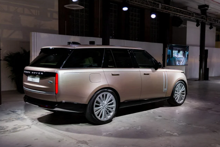 Bề ngoài Range Rover 2022 hạng sang vẫn theo đuổi những triết lý truyền thống nhưng đan xen nét hiện đại và có phần gây tranh cãi. Cụm đèn hậu là ví dụ điển hình. Ngược lại, tay nắm cửa ẩn vào thân xe là một chi tiết “tôn dáng” Range Rover 2022 rất rõ nét.