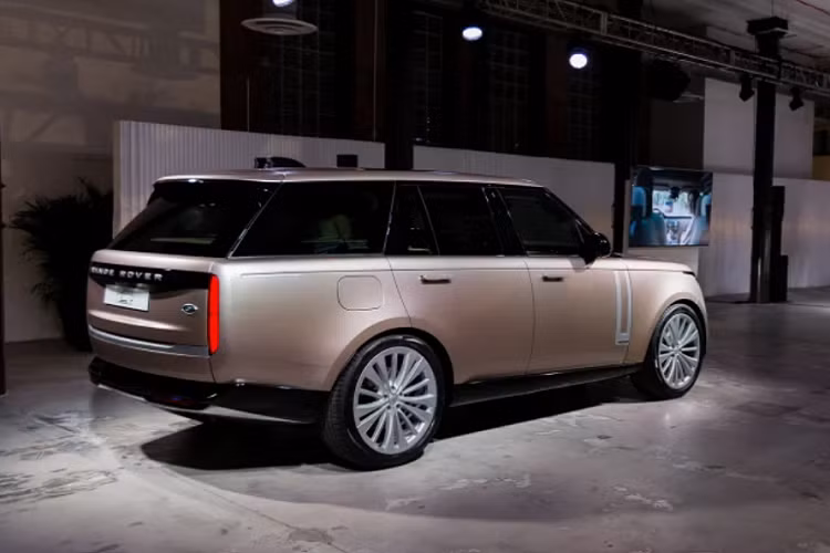 Bề ngoài Range Rover 2022 hạng sang vẫn theo đuổi những triết lý truyền thống nhưng đan xen nét hiện đại và có phần gây tranh cãi. Cụm đèn hậu là ví dụ điển hình. Ngược lại, tay nắm cửa ẩn vào thân xe là một chi tiết “tôn dáng” Range Rover 2022 rất rõ nét.