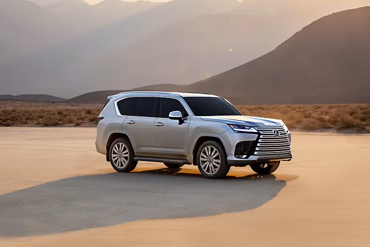 Năm 2021 đánh dấu sự trở lại mạnh mẽ của Toyota Land Cruiser tại thị trường Việt Nam cũng như trên toàn cầu. Sang năm 2022, mẫu SUV hạng sang cùng nhà Toyota là Lexus LX600 hoàn toàn mới được dự đoán tạo ồn ào không kém Land Cruiser.