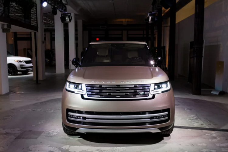  Land Rover Range Rover 2022 Một mẫu SUV không kém phần “sang chảnh” khác là Range Rover 2022. Các phiên bản trước của Range Rover liên tục được các đại lý nhập khẩu tư nhân đưa về trong vài năm gần đây và dự báo mẫu SUV hạng sang này sẽ cập bến Việt Nam trong khoảng 6 tháng đầu năm 2022.