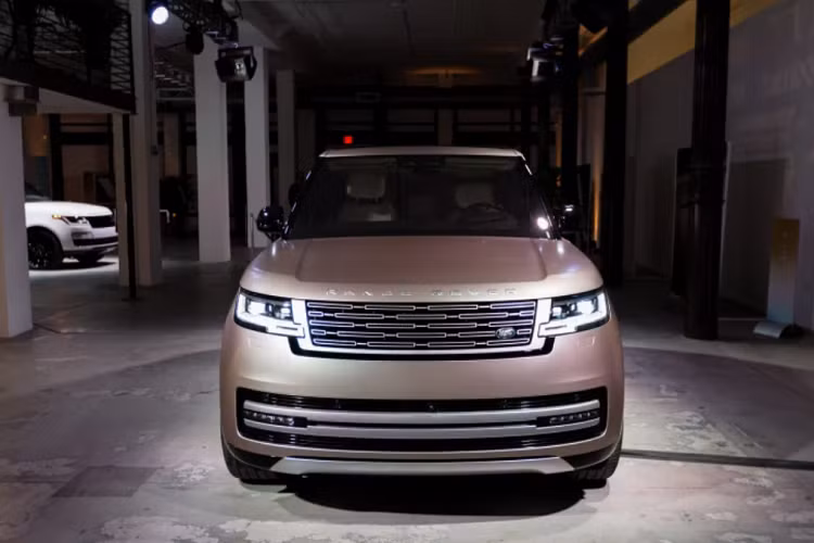  Land Rover Range Rover 2022 Một mẫu SUV không kém phần “sang chảnh” khác là Range Rover 2022. Các phiên bản trước của Range Rover liên tục được các đại lý nhập khẩu tư nhân đưa về trong vài năm gần đây và dự báo mẫu SUV hạng sang này sẽ cập bến Việt Nam trong khoảng 6 tháng đầu năm 2022.