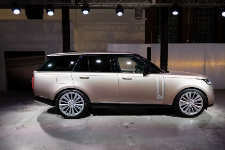 Các tuỳ chọn động cơ của xe cũng rất phong phú, từ động cơ xăng đơn thuần cho đến động cơ kết hợp xăng - điện... Mức giá xe Range Rover 2022 mới chính hãng tiêu chuẩn dự kiến từ hơn 23,8 tỷ đồng sẽ bán ra ngay trong năm nay. Tuy nhiên, những phiên bản của đại lý tư nhân khi về Việt Nam cũng sẽ cạnh tranh không kém. 