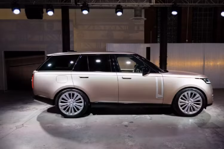 Các tuỳ chọn động cơ của xe cũng rất phong phú, từ động cơ xăng đơn thuần cho đến động cơ kết hợp xăng - điện... Mức giá xe Range Rover 2022 mới chính hãng tiêu chuẩn dự kiến từ hơn 23,8 tỷ đồng sẽ bán ra ngay trong năm nay. Tuy nhiên, những phiên bản của đại lý tư nhân khi về Việt Nam cũng sẽ cạnh tranh không kém. 