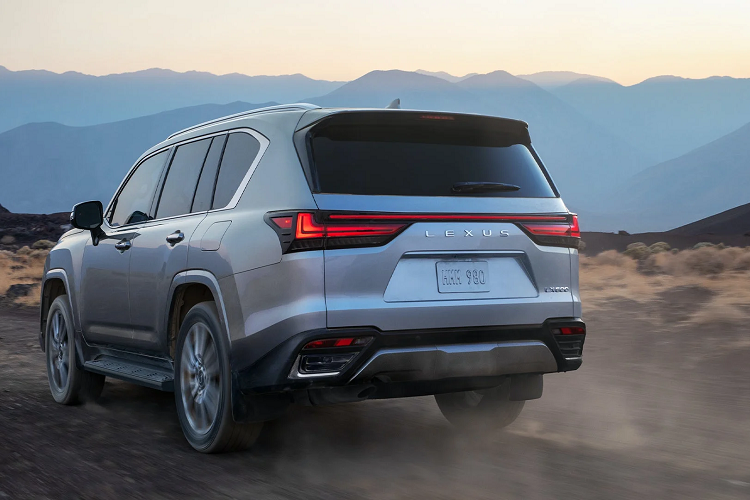 Mẫu xe thay đổi toàn bộ từ tên xe cho đến ngoại hình và không gian bên trong. Tên gọi “LX570” theo mẫu xe này từ năm 2008 đã được thế chỗ bằng “LX600”. Hãng cũng từ bỏ động cơ 5.7 lít nổi tiếng ở LX570 cũ thay thế bằng động cơ V6 mới dung tích 3.3L tăng áp kép cho công suất 409 mã lực, mô-men xoắn 650 Nm tại vòng tua 3.600 vòng/phút kết hợp cùng hộp số tự động 10 cấp và hệ dẫn động bốn bánh.