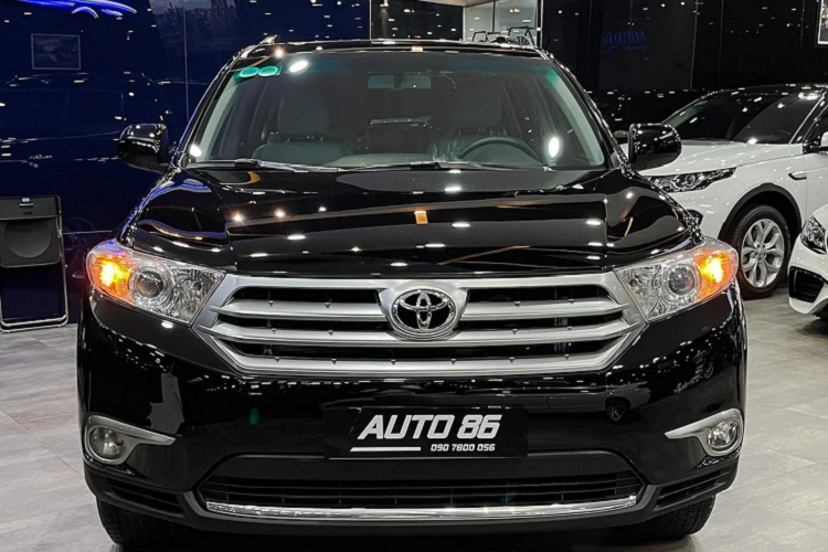 So với lựa chọn “đập hộp” các mẫu CUV hạng C bản thấp như Hyundai Tucson thế hệ mới, lựa chọn dòng xe CUV Toyota Highlander có ưu thế hơn ở kích thước rộng rãi với 3 hàng ghế cung cấp 7 chỗ ngồi cho cả gia đình, xe nhập Mỹ chất lượng được đánh giá cao, thương hiệu bền bỉ “ăn chắc mặc bền” và nhiều trang bị, trong đó là trang bị an toàn “chuẩn Mỹ”. Đây là một trong những ưu điểm của xe Toyota nhập Mỹ, vốn được lòng khách hàng Việt.