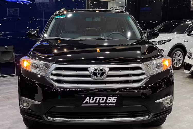 So với lựa chọn “đập hộp” các mẫu CUV hạng C bản thấp như Hyundai Tucson thế hệ mới, lựa chọn dòng xe CUV Toyota Highlander có ưu thế hơn ở kích thước rộng rãi với 3 hàng ghế cung cấp 7 chỗ ngồi cho cả gia đình, xe nhập Mỹ chất lượng được đánh giá cao, thương hiệu bền bỉ “ăn chắc mặc bền” và nhiều trang bị, trong đó là trang bị an toàn “chuẩn Mỹ”. Đây là một trong những ưu điểm của xe Toyota nhập Mỹ, vốn được lòng khách hàng Việt.