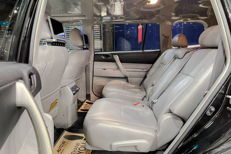 Trang bị đầu CD, AM/FM, trang bị cửa sổ trời cho hàng ghế trước, ổ cắm điện. Gương chiếu hậu chỉnh điện. An toàn với loạt phanh ABS/BA/EBD, kiểm soát lực kéo và kiểm soát ổn định thân xe và 6 túi khí.