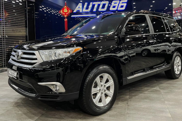 Trên thực tế, không phải khách hàng cũng dám “xuống tiền” với chiếc Highlander đã có tuổi này, vì phần lớn người mua xe thường ngại mua xe đời cao. Tuy nhiên, đây là một lựa chọn xe CUV 7 chỗ tốt trong tầm giá.