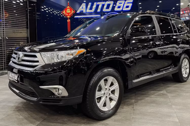 Trên thực tế, không phải khách hàng cũng dám “xuống tiền” với chiếc Highlander đã có tuổi này, vì phần lớn người mua xe thường ngại mua xe đời cao. Tuy nhiên, đây là một lựa chọn xe CUV 7 chỗ tốt trong tầm giá.