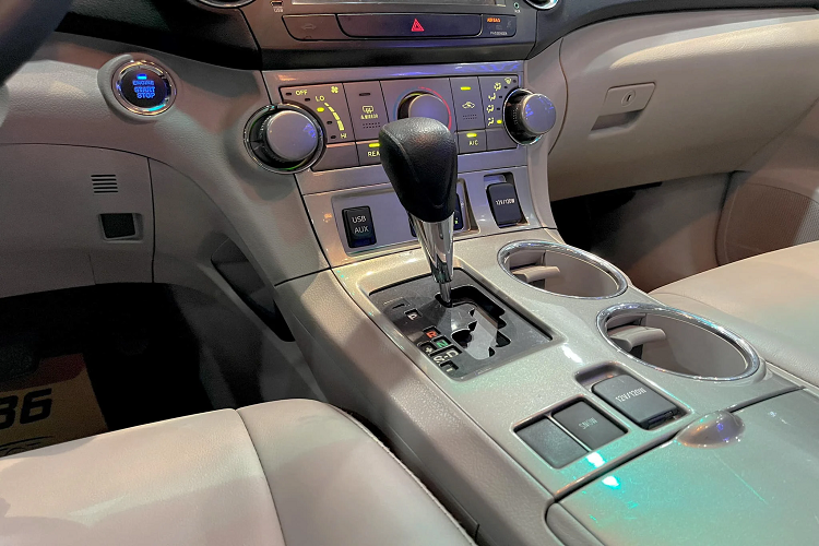 Động cơ 2.7L là động cơ nhỏ nhất của dòng Highlander, trong khi dòng xe này có phiên bản động cơ V6 3.5L dung tích lớn hơn. Mặc dù động cơ cũ, nhưng động cơ 2.7L này nổi tiếng ở độ bền bỉ và tin cậy cao.