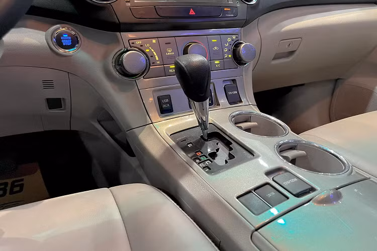 Động cơ 2.7L là động cơ nhỏ nhất của dòng Highlander, trong khi dòng xe này có phiên bản động cơ V6 3.5L dung tích lớn hơn. Mặc dù động cơ cũ, nhưng động cơ 2.7L này nổi tiếng ở độ bền bỉ và tin cậy cao.