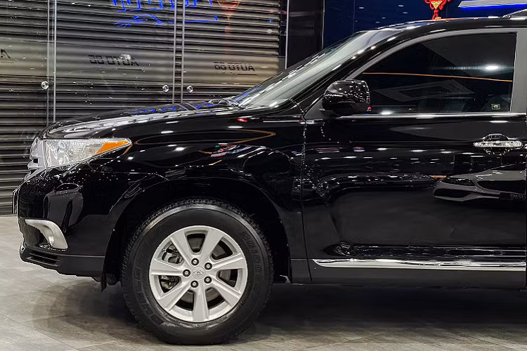 Sau hơn 10 năm sử dụng, ngoại thất Toyota Highlander đời 2011 này vẫn còn khá “keng”, không có nhiều xuống cấp qua thời gian. Ngoại thất sử dụng đèn pha Bi-halogen, “dàn chân” lắp bộ mâm đa chấu kích thước 17 inch. Mặc dù đã hơn 10 năm tuổi, nhưng ngoại thất Highlander vẫn khá bền dáng, không có cảm giác bị “lỗi thời”.