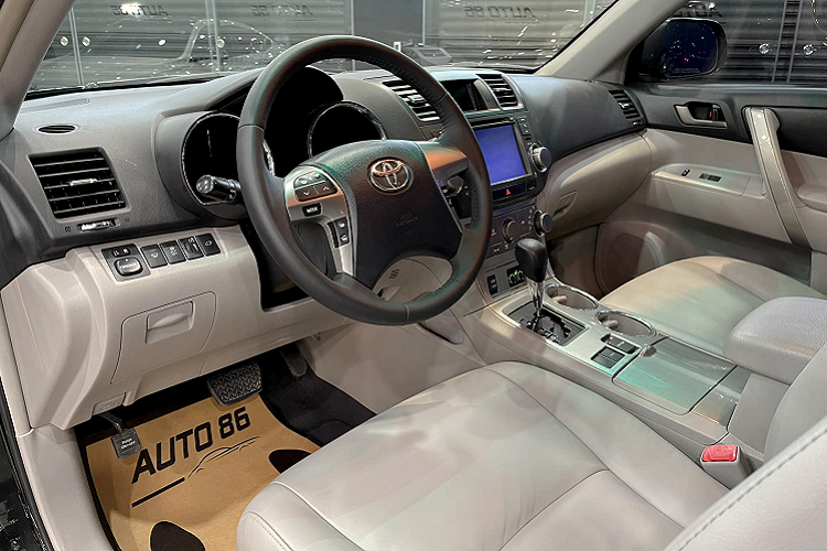 Mẫu xe được chào bán thuộc phiên bản SE, sử dụng động cơ xăng 4cyl dung tích 2.7L hút khí tự nhiên (N/A) cho công suất tối đa 187 mã lực tại 5.800 vòng/phút và mô-men xoắn cực đại 252Nm tại 4.100 vòng/phút. Sức mạnh được truyền xuống cầu trước (FWD), thông qua hộp số tự động 6 cấp (6AT).