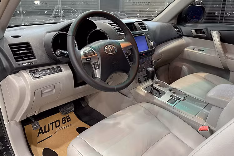 Mẫu xe được chào bán thuộc phiên bản SE, sử dụng động cơ xăng 4cyl dung tích 2.7L hút khí tự nhiên (N/A) cho công suất tối đa 187 mã lực tại 5.800 vòng/phút và mô-men xoắn cực đại 252Nm tại 4.100 vòng/phút. Sức mạnh được truyền xuống cầu trước (FWD), thông qua hộp số tự động 6 cấp (6AT).