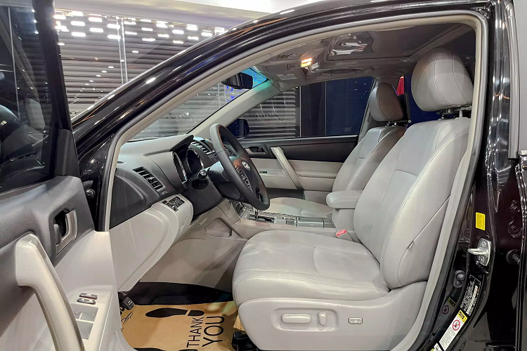 Nội thất Highlander đời 2011 phiên bản SE này không phải là phiên bản full options. Tuy nhiên trang bị vẫn đủ dùng với ghế ngồi bọc Da, ghế lái chỉnh điện.