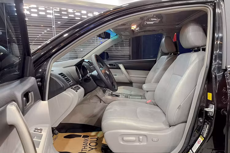 Nội thất Highlander đời 2011 phiên bản SE này không phải là phiên bản full options. Tuy nhiên trang bị vẫn đủ dùng với ghế ngồi bọc Da, ghế lái chỉnh điện.